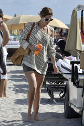 http://img240.imagevenue.com/loc209/th_312630809_Mischa_Barton_Bikini_Candids_on_the_Beach_in_Miami_December_27_2011_219_122_209lo.jpg