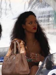 th_158750749_RihannashoppinginSt.Tropez23.7.2012_24_122_43lo.jpg