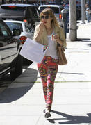 th_657125454_EmmaRoberts07062012EatingIceCreaminBeverlyHills15_122_54lo.jpg