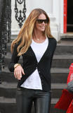 th_62100_celebrity_paradise.com_TheElder_ElleMacpherson2010_10_19_schoolruninLondon8_122_543lo.jpg